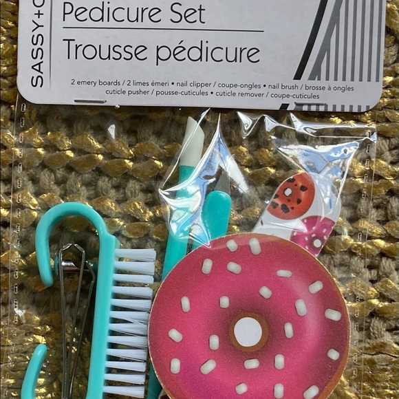 NIP “Donut Theme” 6 Piece Nail Pedicure/ Manicure Tool Set 🍩🤍🍩 Sassy+Chic - Picture 2 of 4